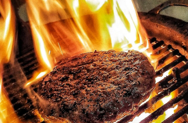 grill i ogień burger
